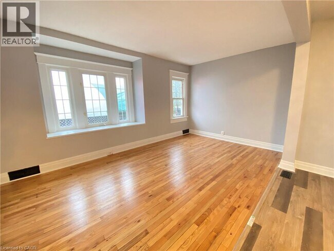 Photo - 168 Garside Ave N