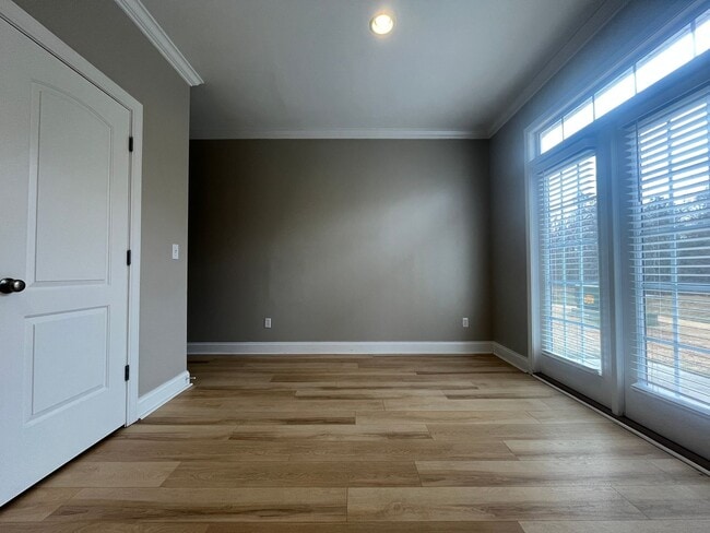 Photo - Expansive 3/3 Available Now!