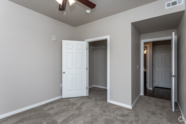 2BR, 2BA - 2-F - 910 SF