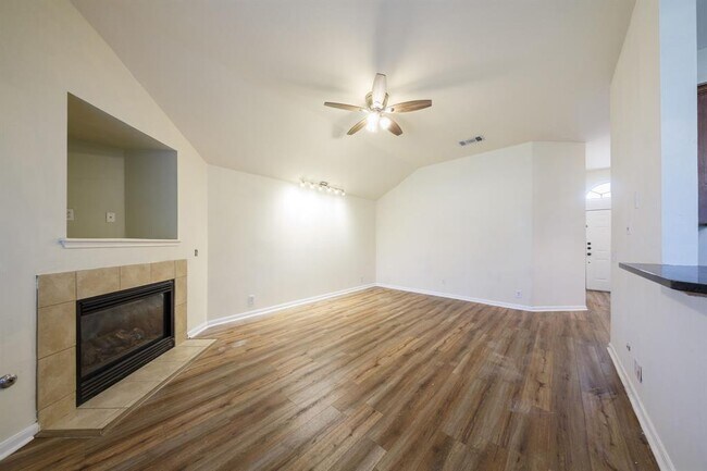 Photo - 807 Deercreek Ln