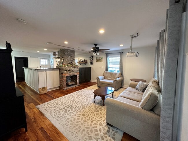 Photo - 402 Queen St