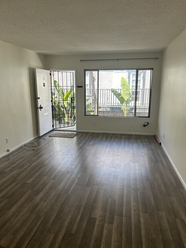 Living Room - 123 S St Andrews Pl Apartments Unit 18