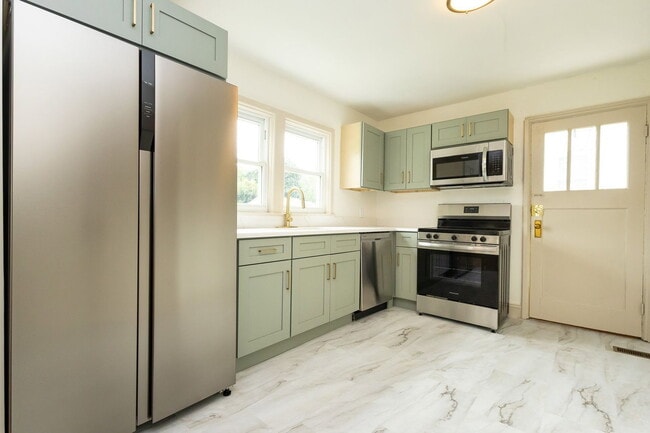 Photo - 825 Henderson Ave