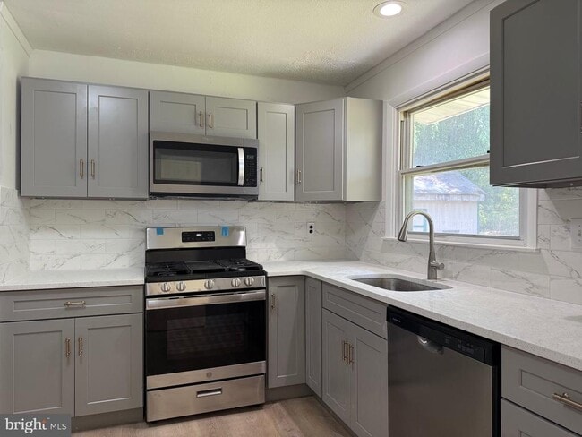 Building Photo - 148 W Edinburgh Dr