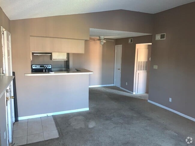 Building Photo - Excellent 2 bed / 1 bath within Regency Ga... Rental