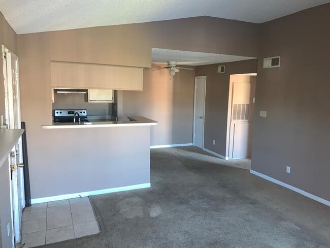 Excellent 2 bed / 1 bath within Regency Ga... - Excellent 2 bed / 1 bath within Regency Ga... Casa