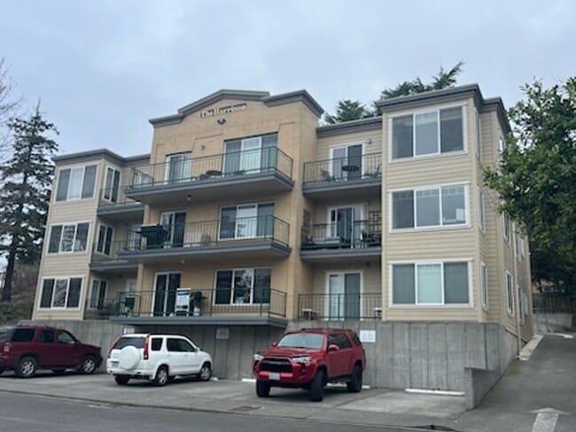 Building Photo - **Bright & Updated 2-Bedroom Condo with Water View in Friday Harbor!** Unit 201