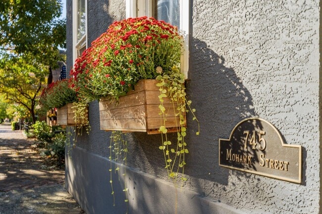 Photo - 745 Mohawk St