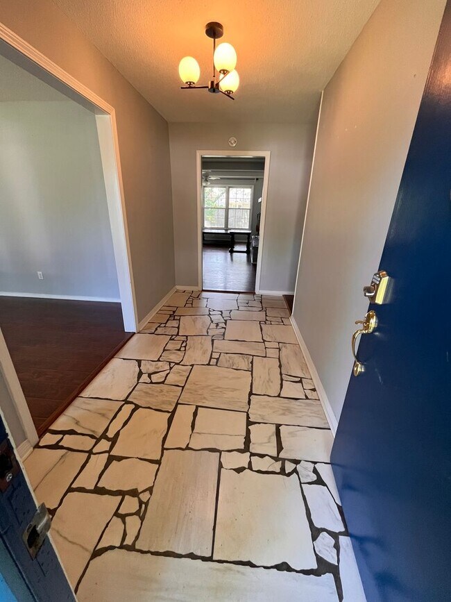 Photo - 3-Bed, 2-bath Luxury Southern Hills Designer Home!