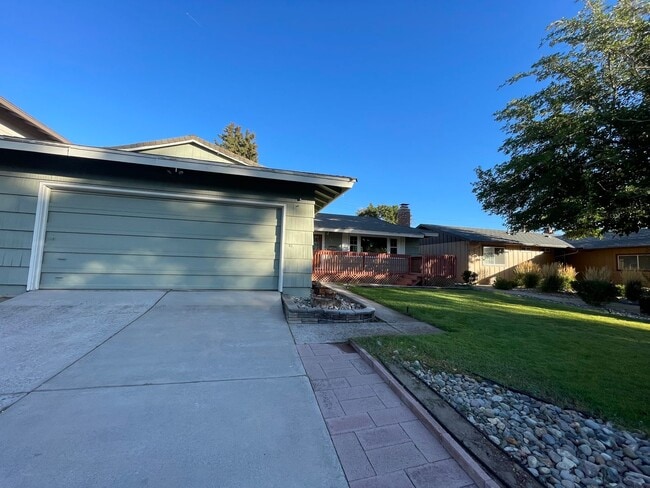 Photo - 1421 Samuel Way