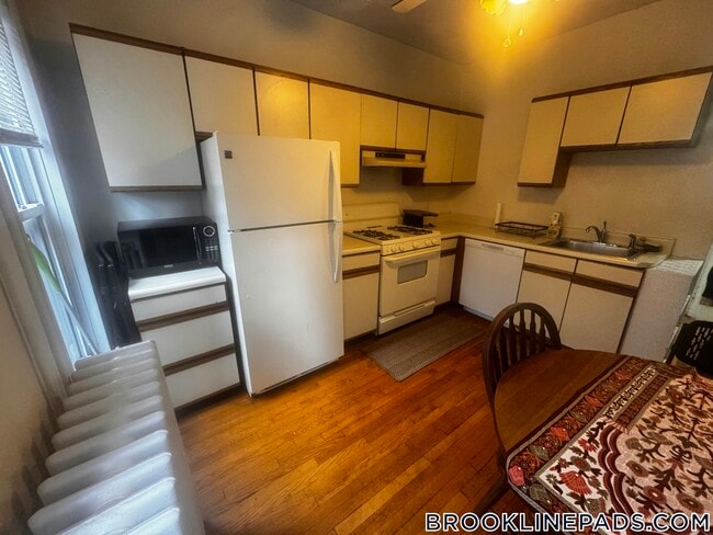 Building Photo - 37 Harvard St Unit A
