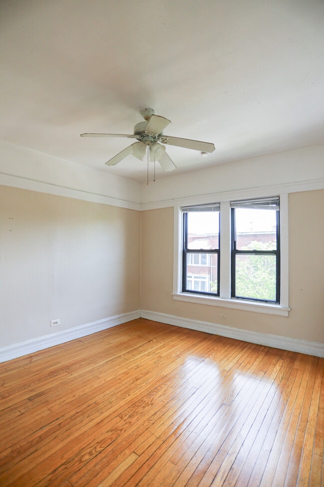 Building Photo - 7445 N Greenview Ave Unit 424