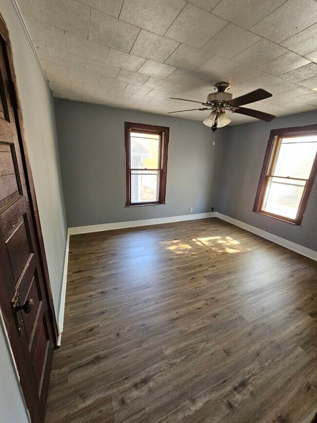 Photo - 407 1st St NE