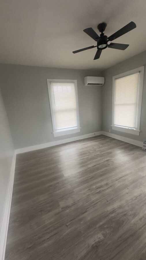 Photo - 323 W 22nd St