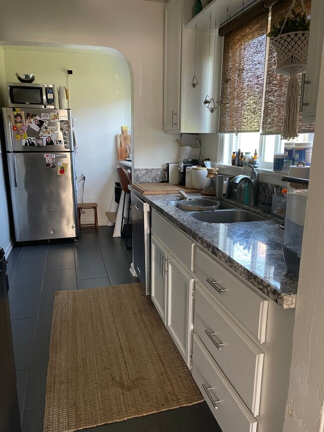 Kitchen - 1215 S Ridgeley Dr Unit 1215 S Ridgeley Dr