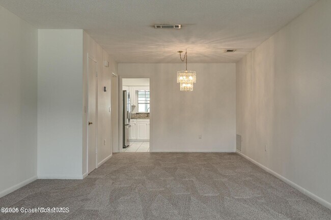 Photo - 302 Emerald Pl E
