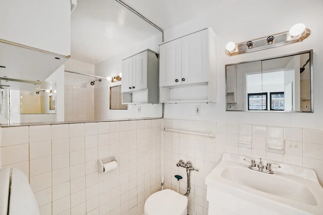 245 E 24th St Unit 10J
