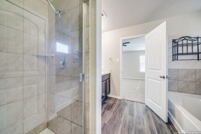 Photo - Charming Home Awaits: Spacious & Modern Li...