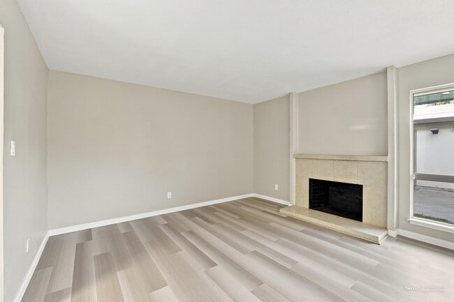 16 Greenview Ln