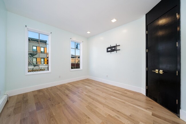 Building Photo - 541 Newark Ave Unit 2R Rental