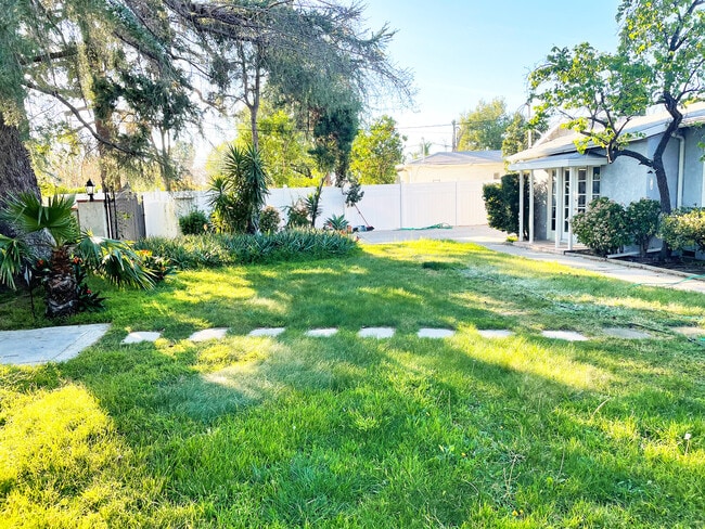 Patio delantero - 15341 Cohasset St Casa