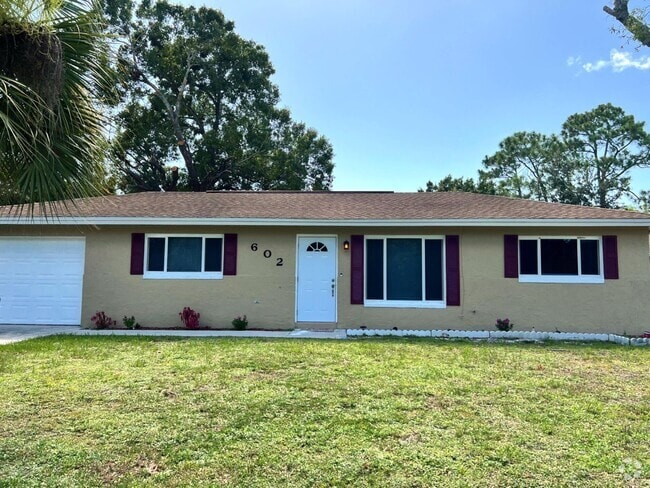 Building Photo - 602 NW Cardinal Dr Rental