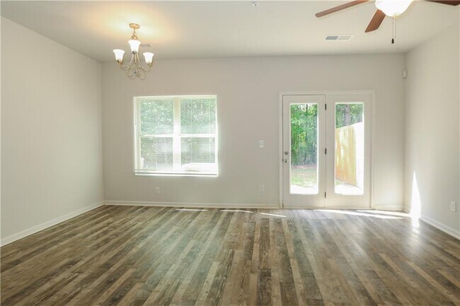 Photo - 1545 Iris Walk