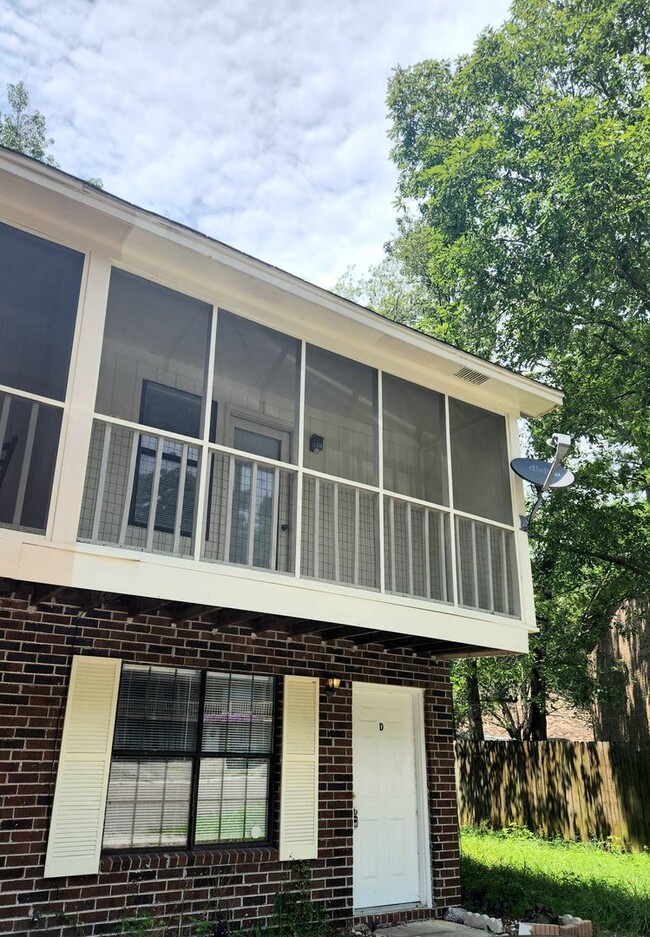 Rare end unit Summerville Townhome!! - Rare end unit Summerville Townhome!!