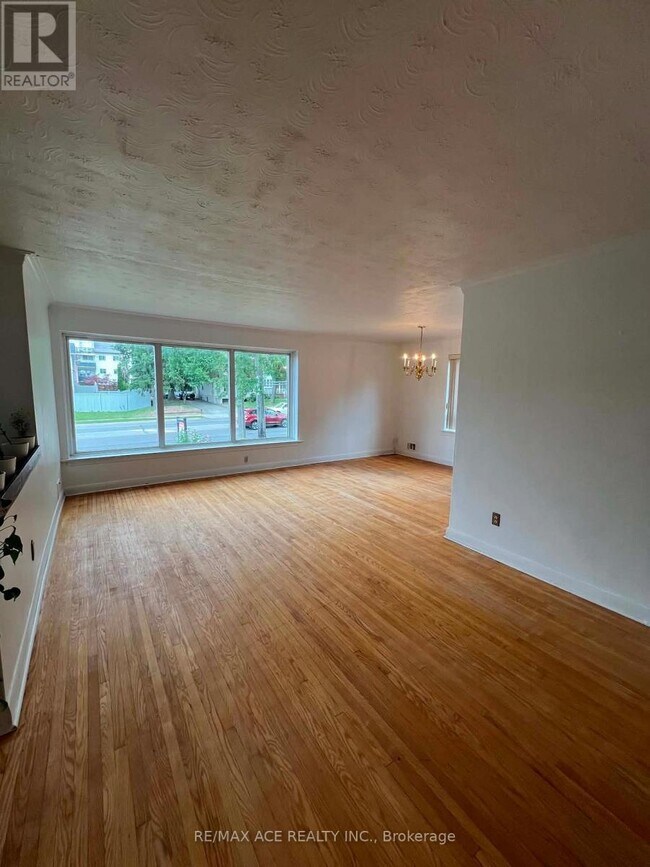 Photo - 3715 St Clair Ave E