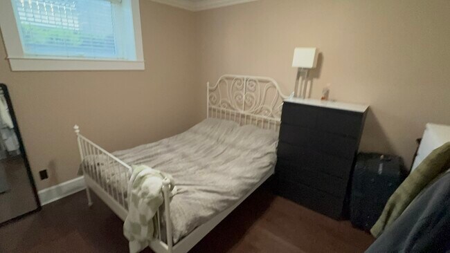 17 42nd Av W Unit 2 Bedroom Oakridge Basement Suite