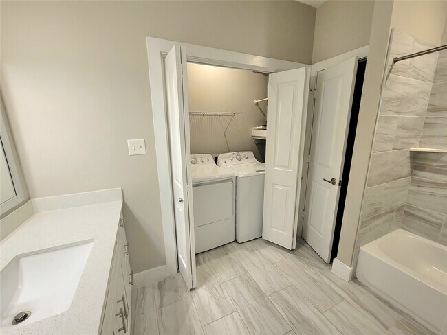 Building Photo - 1720 Crestdale Dr Unit 2207
