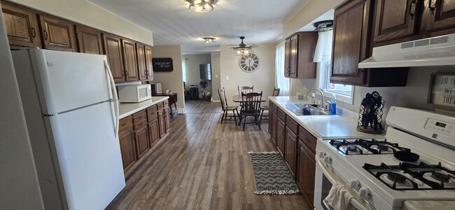 Photo - 123 S Main St