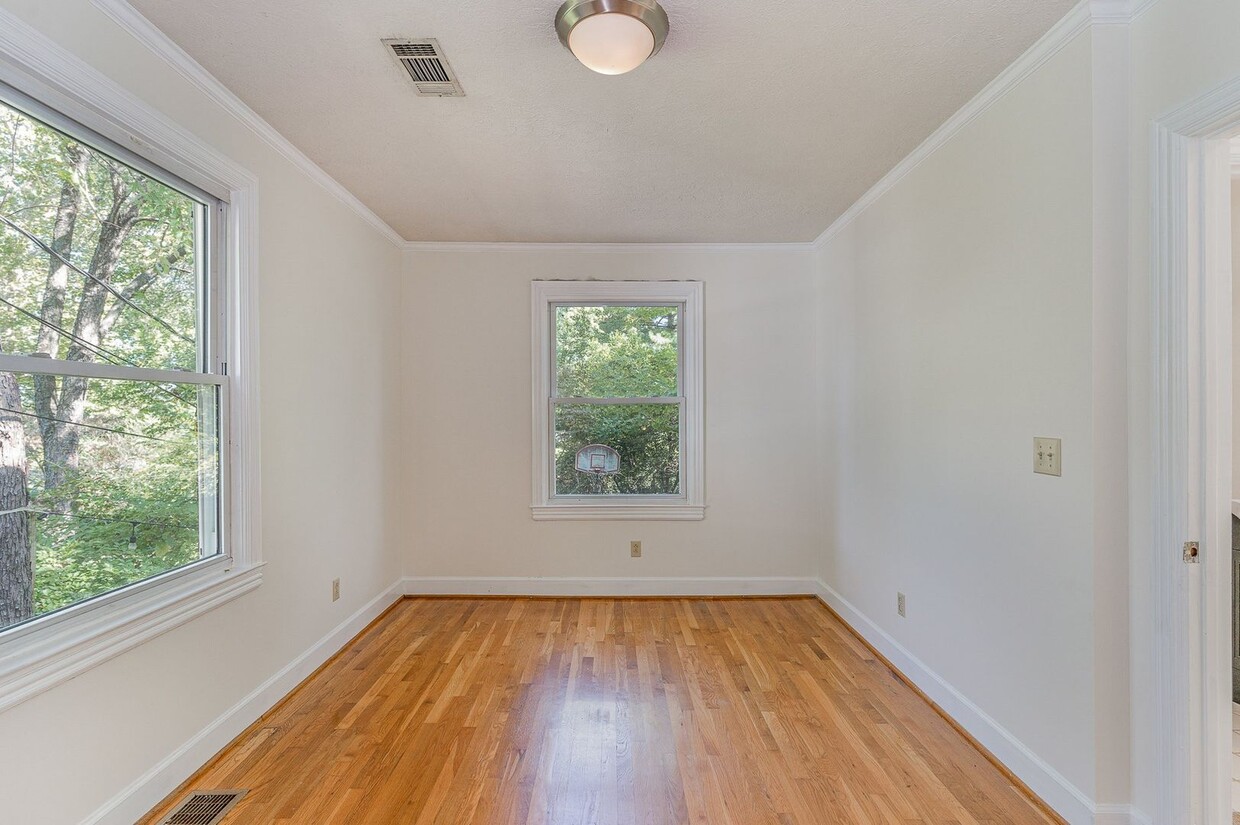 Charming 4 Bedroom Rental - Charming 4 Bedroom Rental