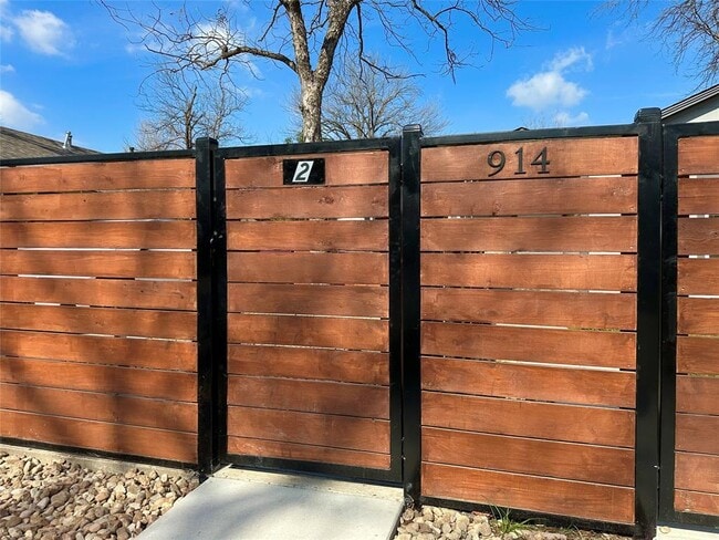 Photo - 914 E 39th St