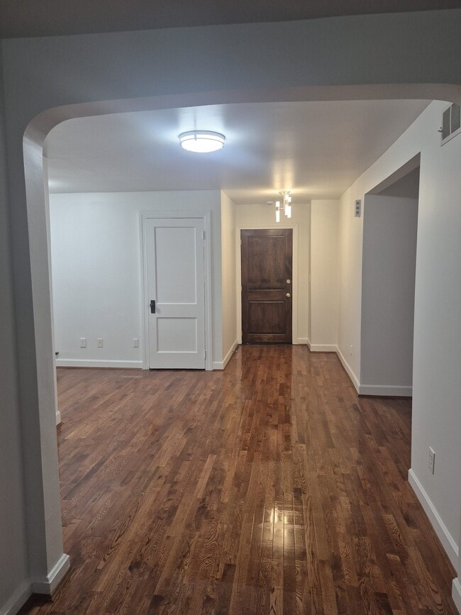 Building Photo - 2063 Beechmont Ave
