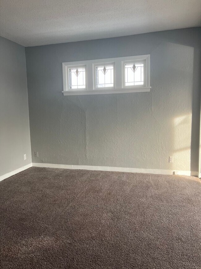 Building Photo - 1727 Reaney Ave E Unit #3