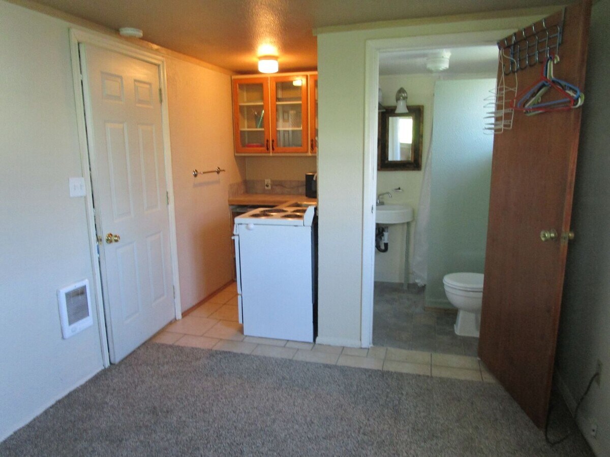 Photo - Studio in Heart of Prineville - Available ...