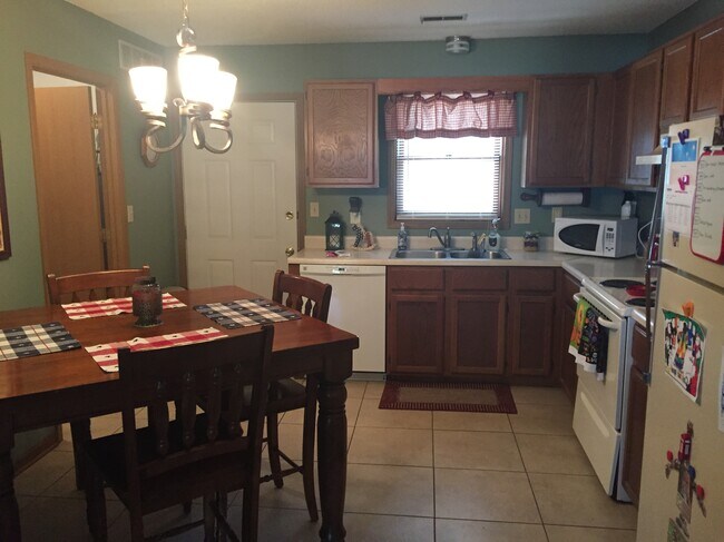 Eat-in kitchen - 1304 Millbrook Ct