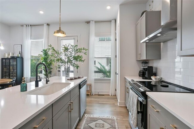 Photo - 1081 Crest Cir SE