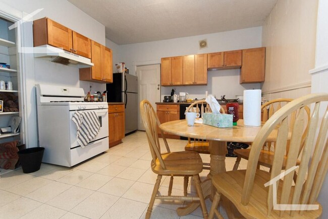 9/1/25 Allston Large 2BR with EIK, hot wat... - 9/1/25 Allston Large 2BR with EIK, hot wat... Rental