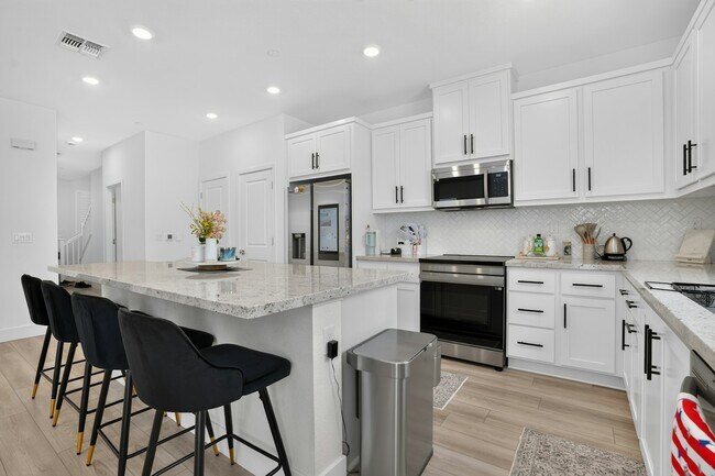Photo - 486 N Cloverdale Pl