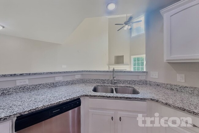 Photo - 910 Statler Dr