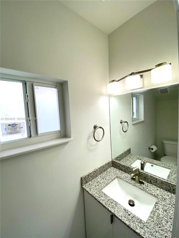 Photo - 5860 Lincoln St