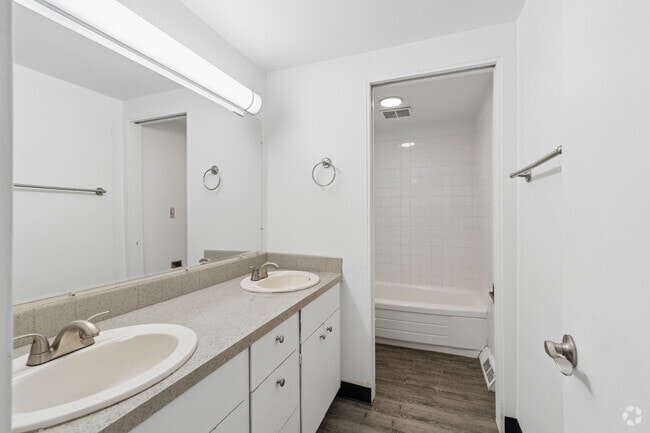 1BR, 1BA - 700SF - Bathroom