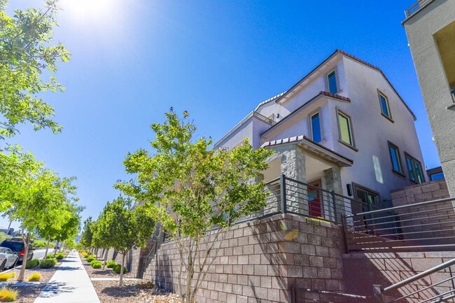 Photo - Summerlin Beauty With Bed and Bath On 1st Floor