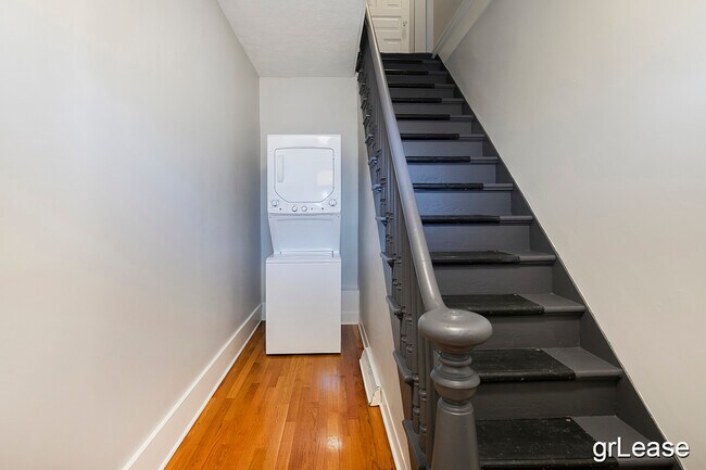 Photo - 25 Seward Ave NW Unidad 2