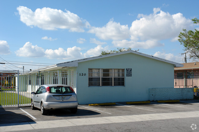 Building Photo - Airport Sqaure Rental