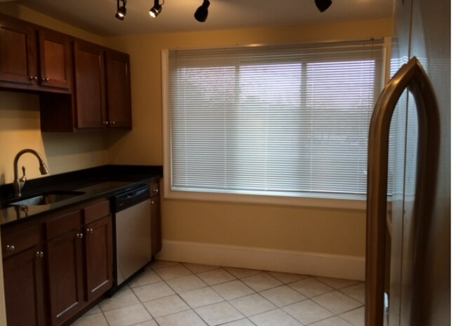 Photo - 208 Holland St Unit 2