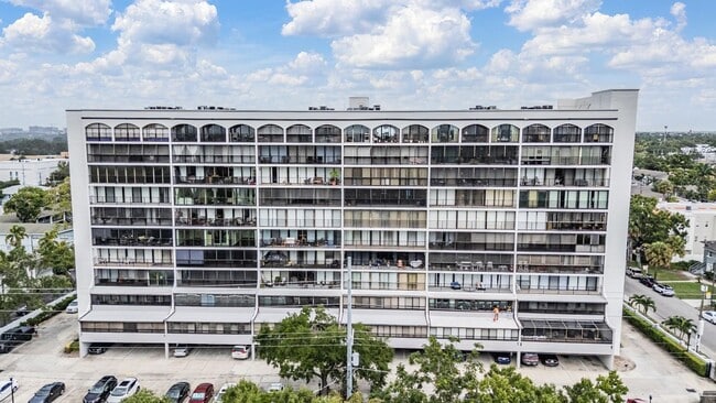 Building Photo - Spacious 2 Bed 2 Bath Condo in Heart of So...