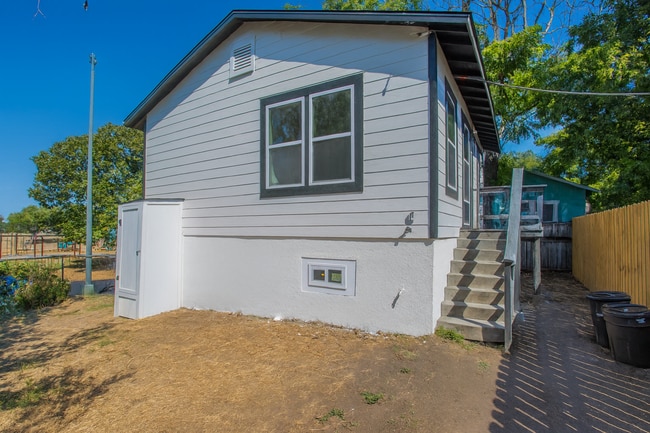 Building Photo - 2215 N Elmendorf St Unit C